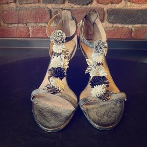 Donald J Pliner  charcoal Gray Heel